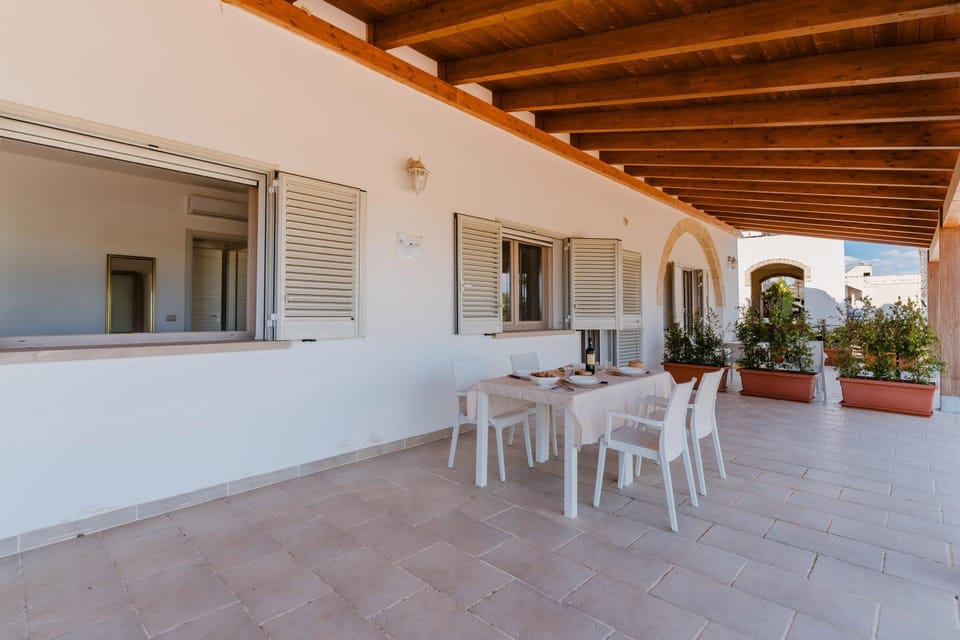 Property building, Balcony/Terrace, Dining area