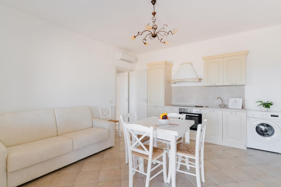 Kitchen or kitchenette, Dining area, stove