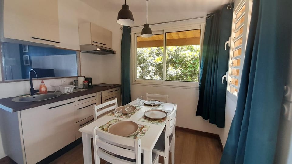 Les Longanis à Mont Vert Les Bas-Vue Mer et Piscine Partagée Apartment in Réunion
