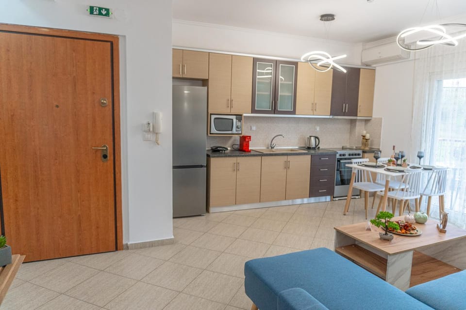 Coffee/tea facilities, Kitchen or kitchenette, Dining area, oven, stove