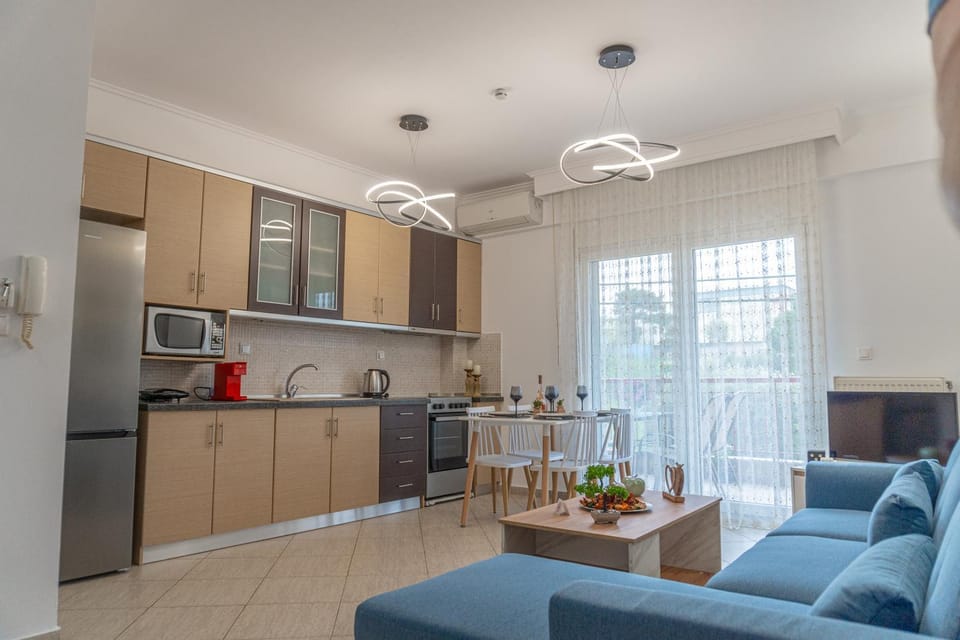 Coffee/tea facilities, Kitchen or kitchenette, Living room, Seating area, Dining area, oven, stove, toaster