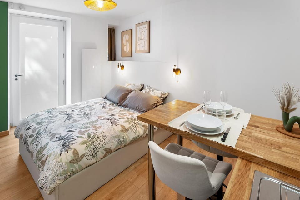 Bed, Living room, Photo of the whole room