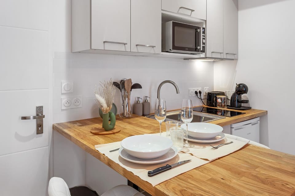 Coffee/tea facilities, Kitchen or kitchenette, Dining area, stove, toaster