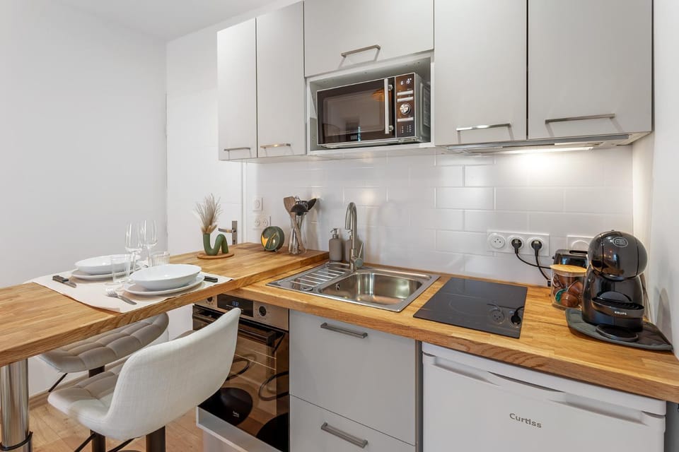 Coffee/tea facilities, Kitchen or kitchenette, Dining area, stove, toaster