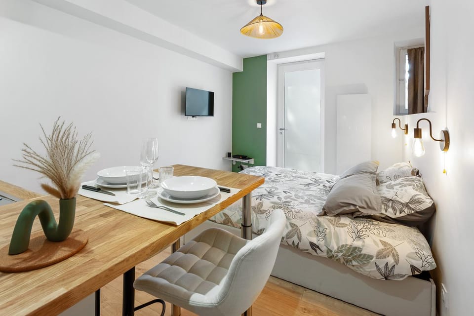 Bed, TV and multimedia, Living room, Photo of the whole room, Dining area, Bedroom
