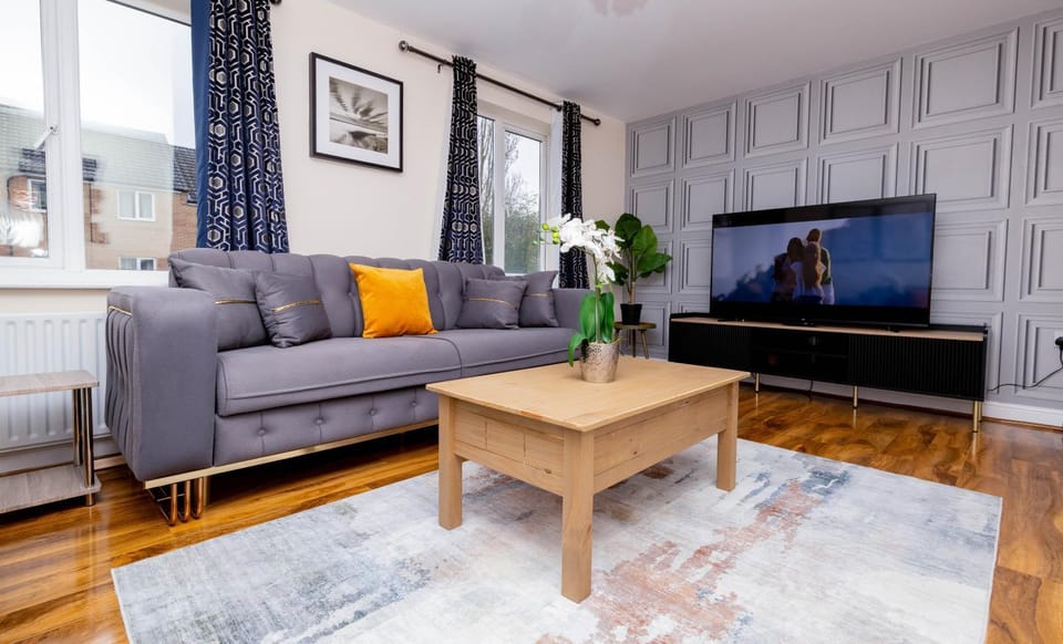 Communal lounge/ TV room, TV and multimedia, Living room, Seating area, Evening entertainment