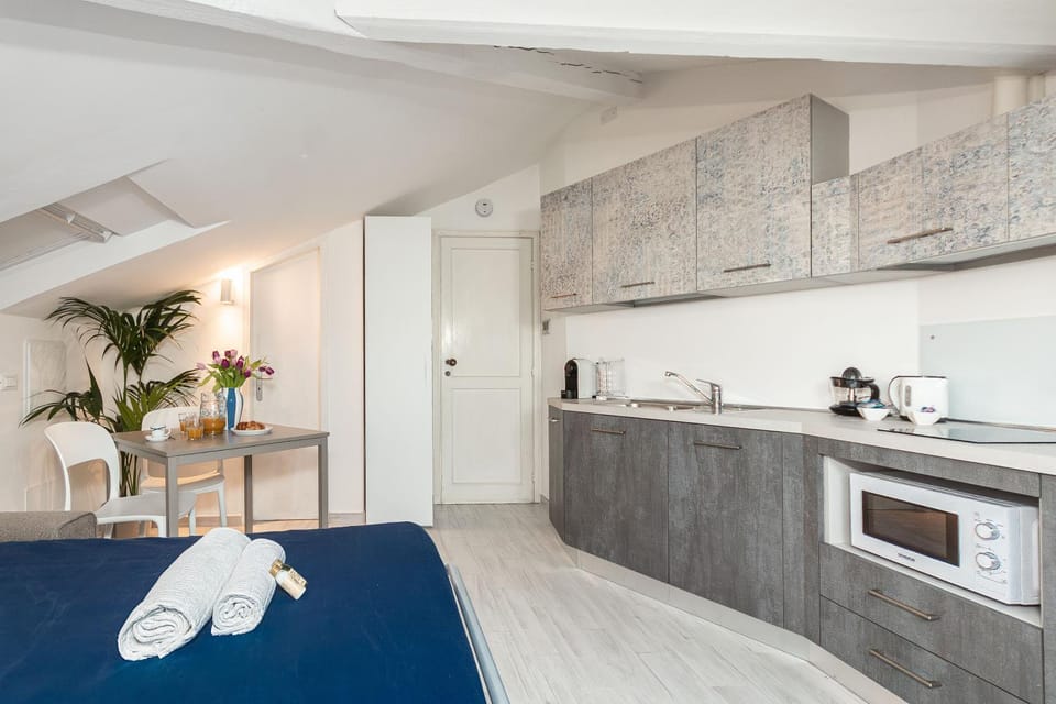 Bed, Kitchen or kitchenette, Photo of the whole room, Bedroom, stove, towels
