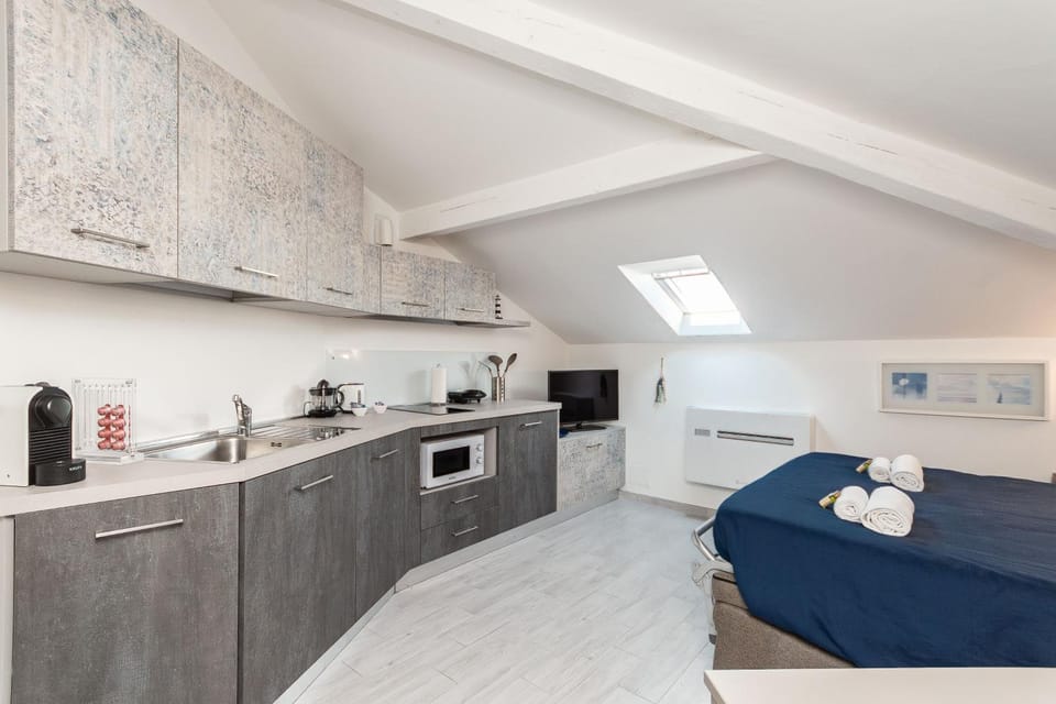 Bed, Coffee/tea facilities, Kitchen or kitchenette, Photo of the whole room, Dining area, Bedroom, oven, stove, toaster