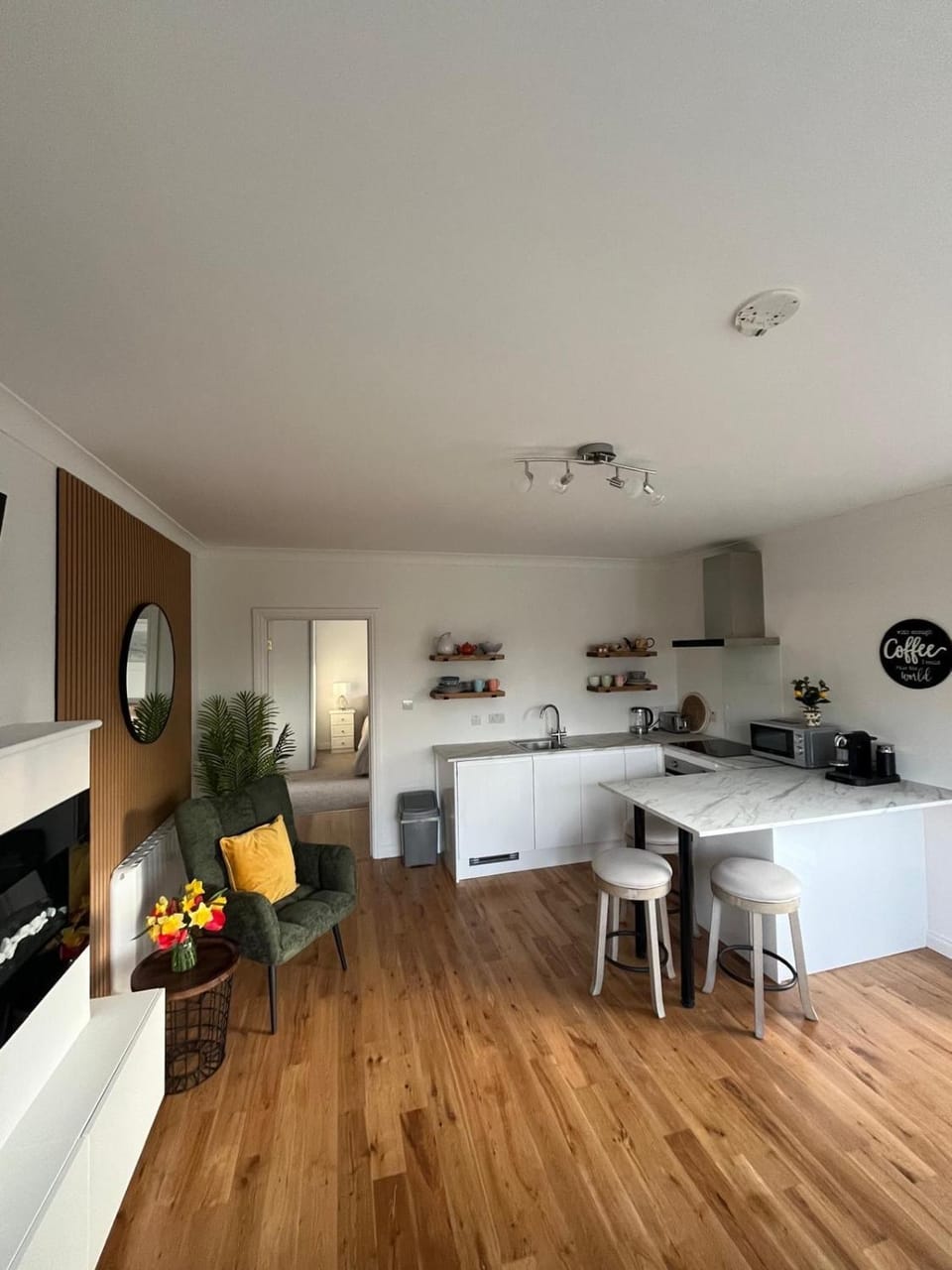 Coffee/tea facilities, Kitchen or kitchenette, Dining area, microwave, oven