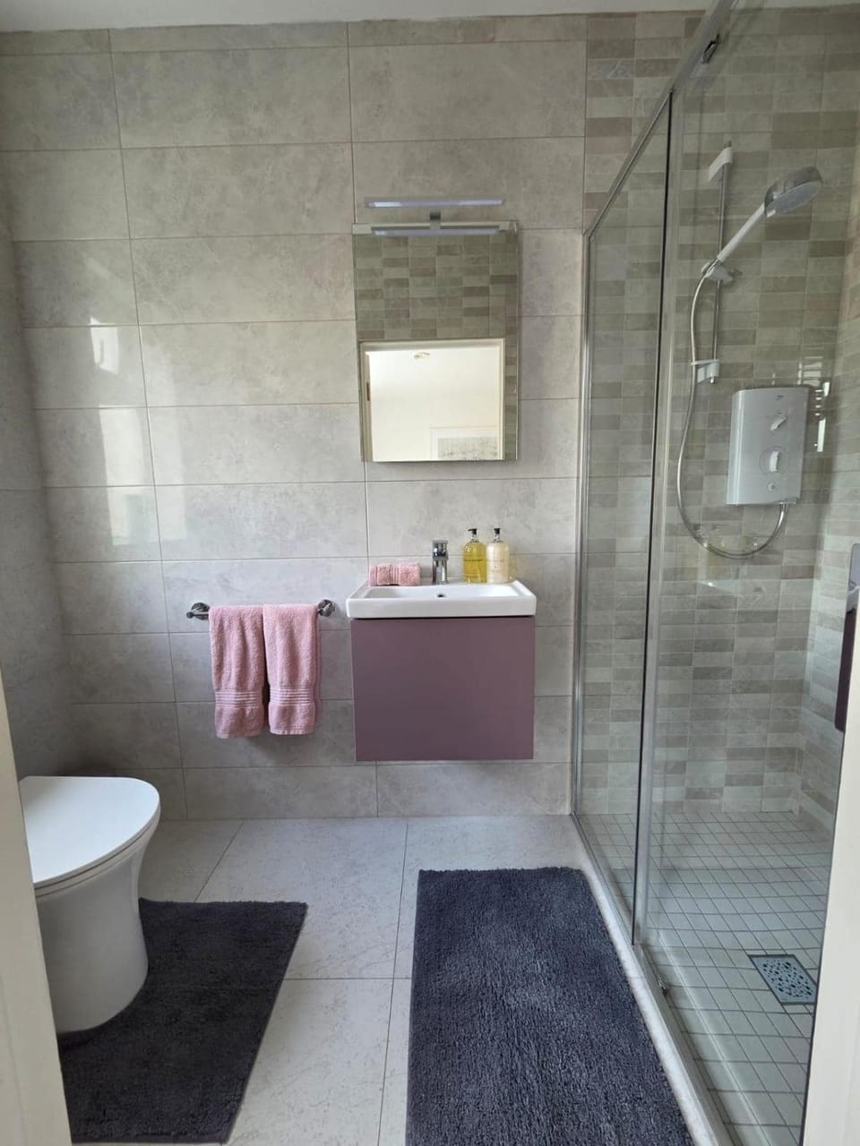 Shower, Toilet, Bathroom, towels