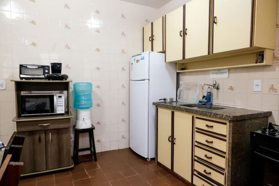 Kitchen or kitchenette, Communal kitchen, minibar, oven, stove