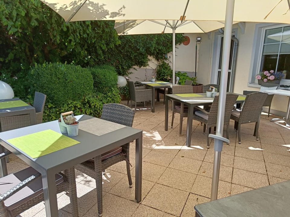 Restaurant/places to eat, Restaurant/places to eat, Garden, Balcony/Terrace, Seating area