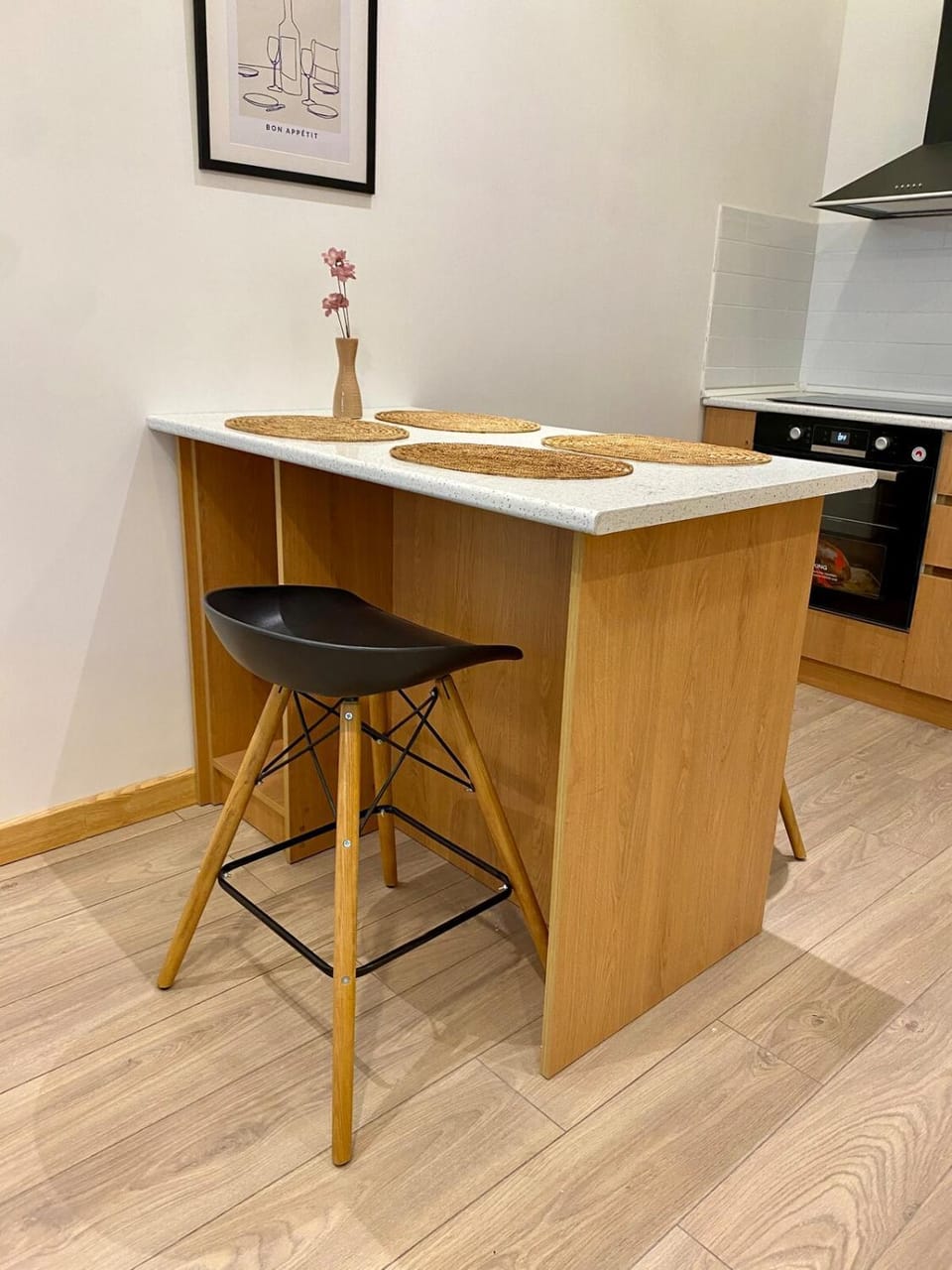 Kitchen or kitchenette, Dining area, stove