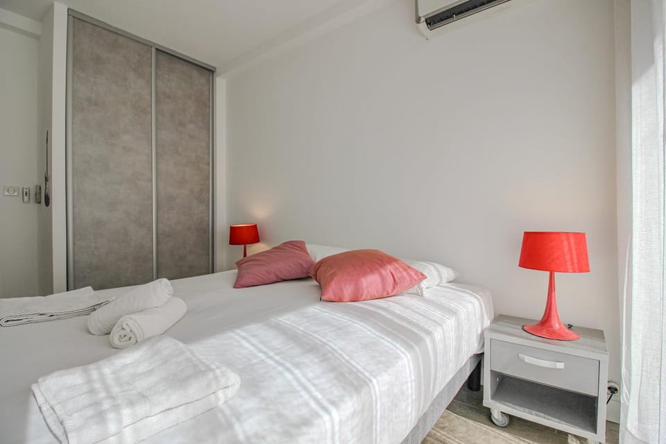 CHENES Lumineux Vue Mer Clim Confort Terrasses Parking Apartment in Antibes