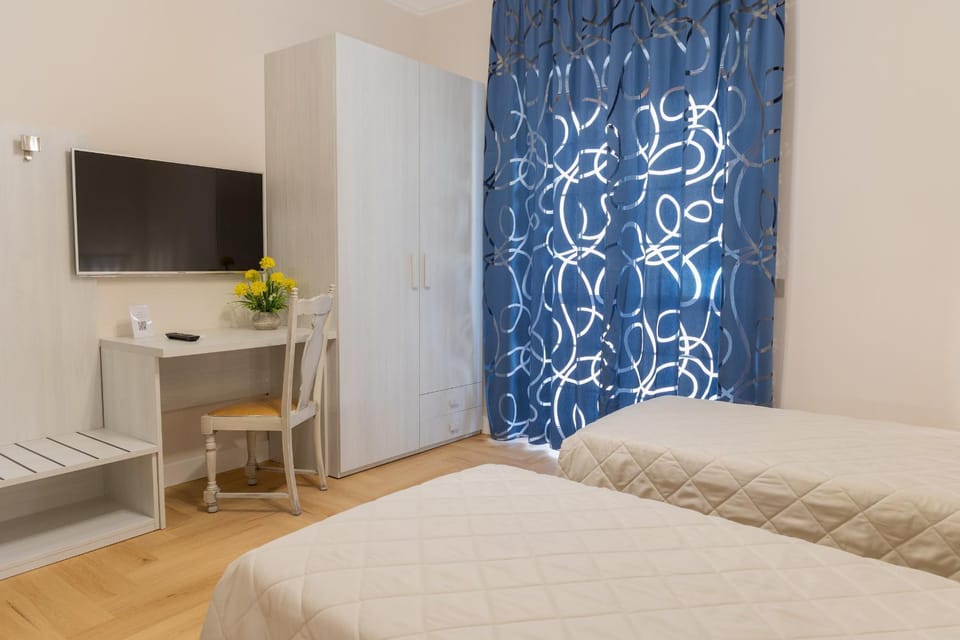 Bed, TV and multimedia, Photo of the whole room, Bedroom