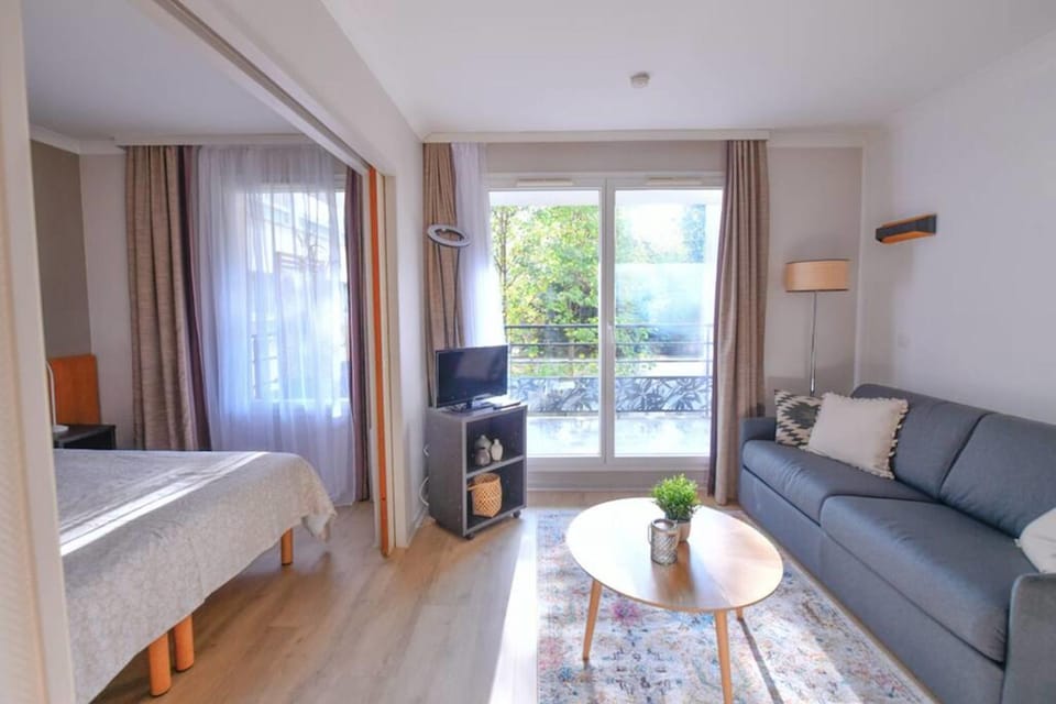 Cosy Apt With Balcony - Buttes Chaumont Apartment in Paris