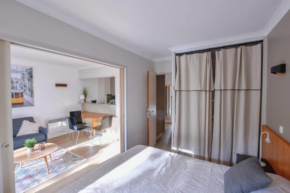 Cosy Apt With Balcony - Buttes Chaumont Apartment in Paris
