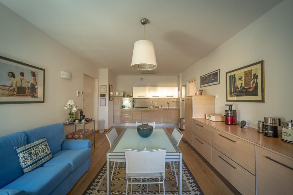 Coffee/tea facilities, Kitchen or kitchenette, Living room, Seating area, Dining area, heating, internet, oven, stove