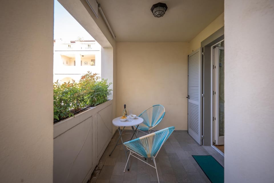 Patio, Day, Balcony/Terrace, Seating area, Dining area