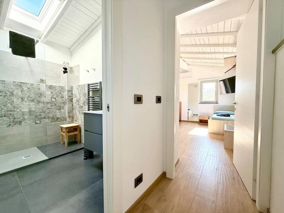 Bed, Bathroom, TV and multimedia, Photo of the whole room, Bedroom