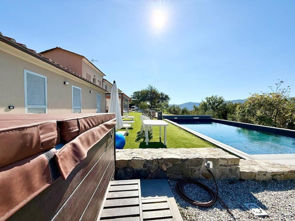 Day, Natural landscape, Pool view, Swimming pool, sunbed