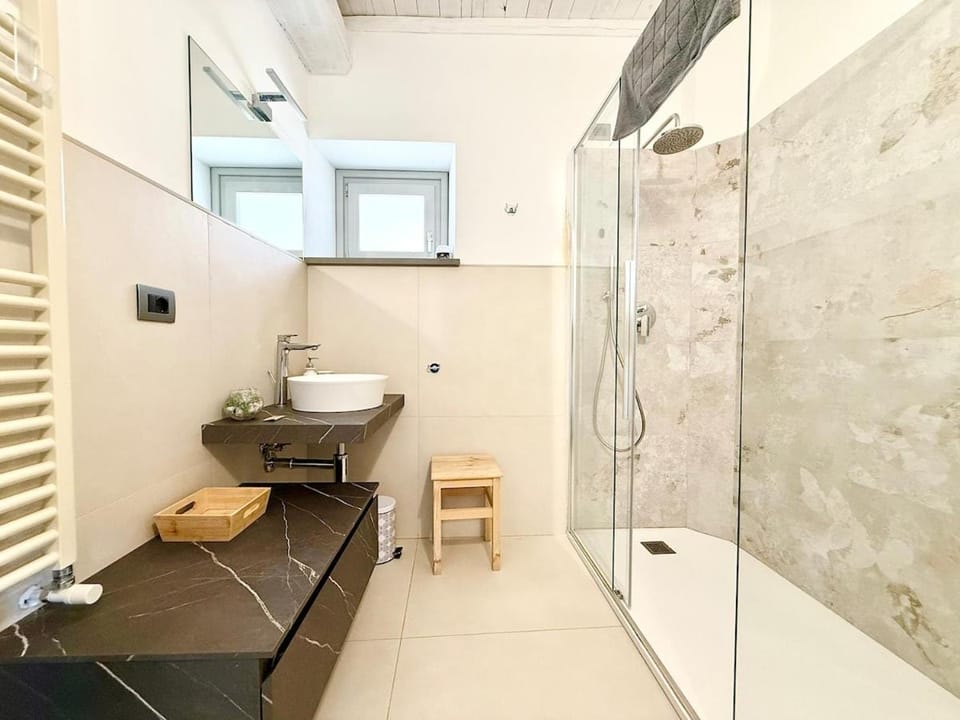 Shower, Toilet, Bathroom, towels