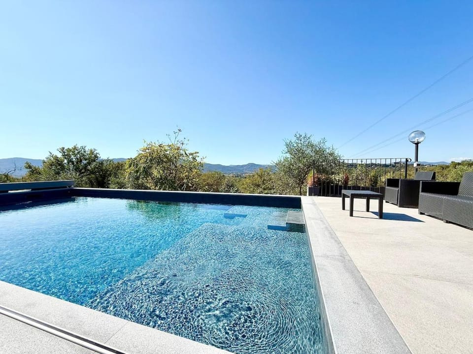 Day, Natural landscape, Mountain view, Pool view, Swimming pool, sunbed
