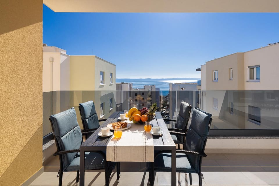 Property building, Balcony/Terrace, Balcony/Terrace
