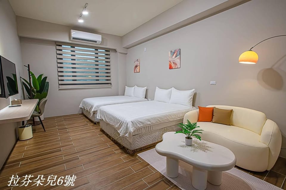 Bed, Photo of the whole room, Seating area, air conditioner