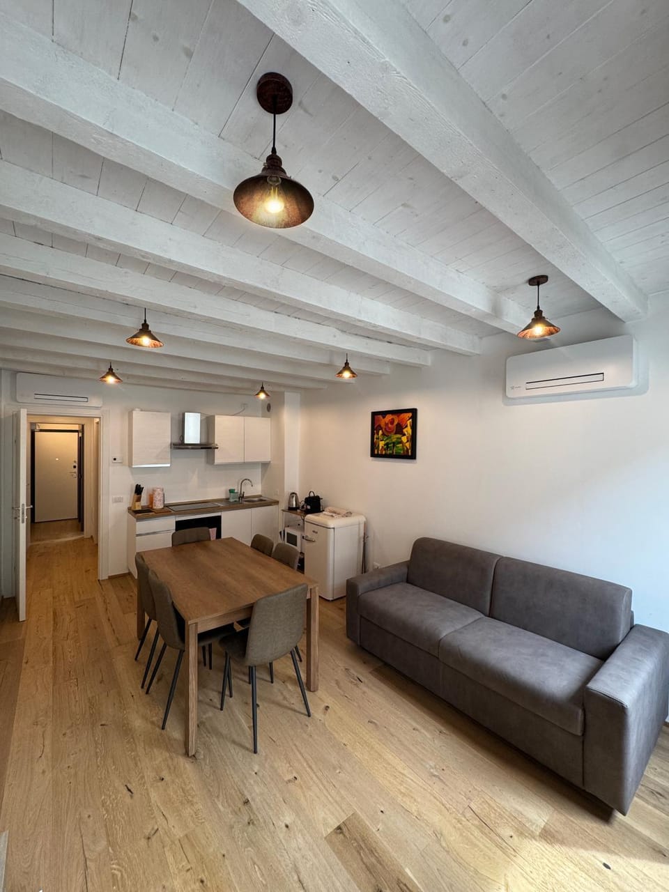Kitchen or kitchenette, Living room, Seating area, Dining area
