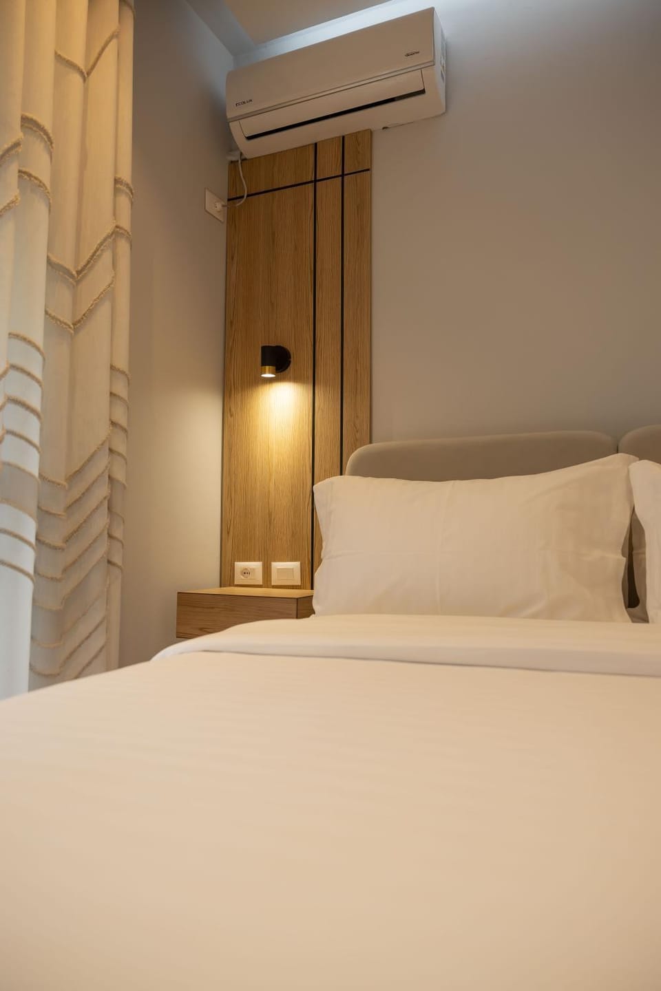 Bed, Photo of the whole room, Bedroom, air conditioner