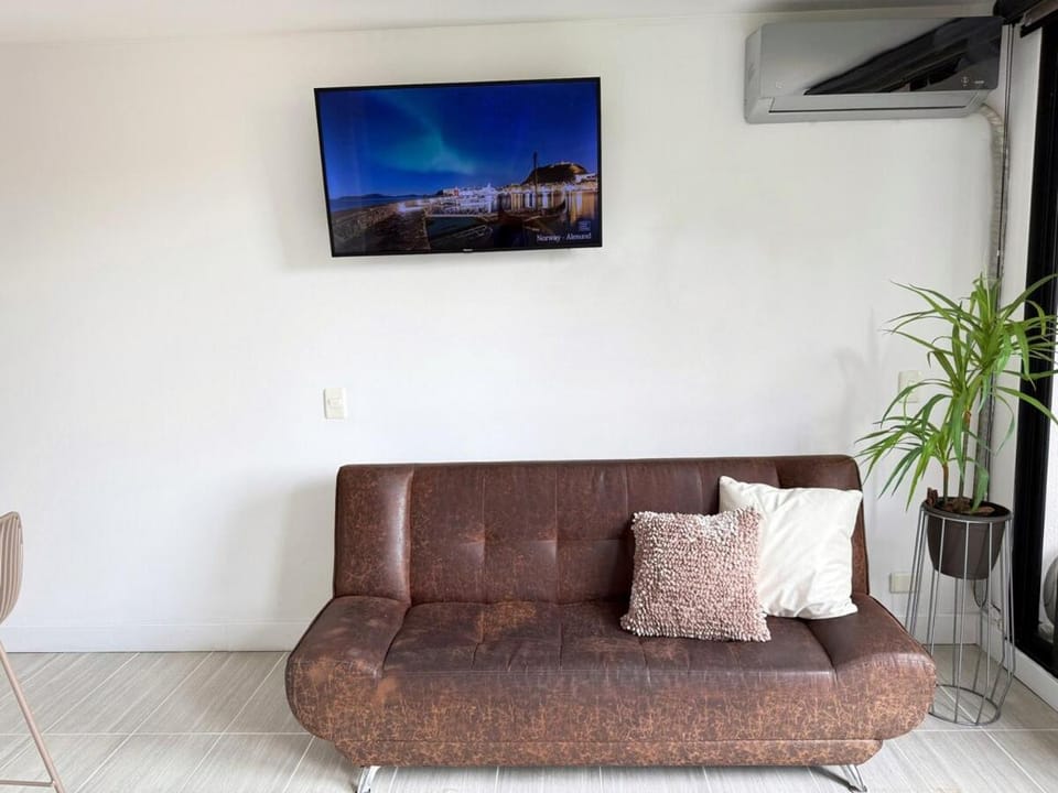Ac, fast wifi 400 mg, quiet, nature in El Poblado Apartment in Medellin