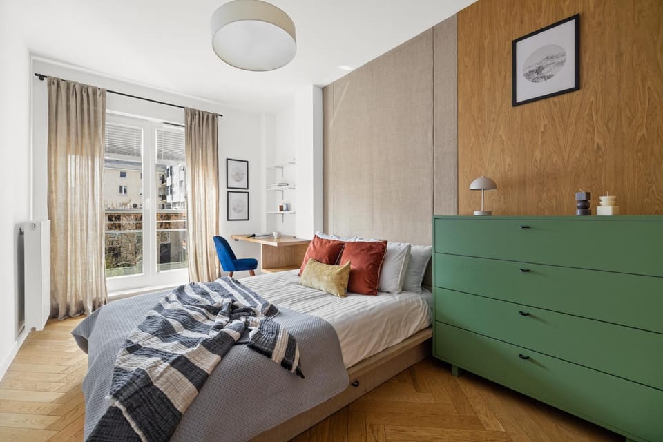 Bed, Photo of the whole room, Seating area, Bedroom