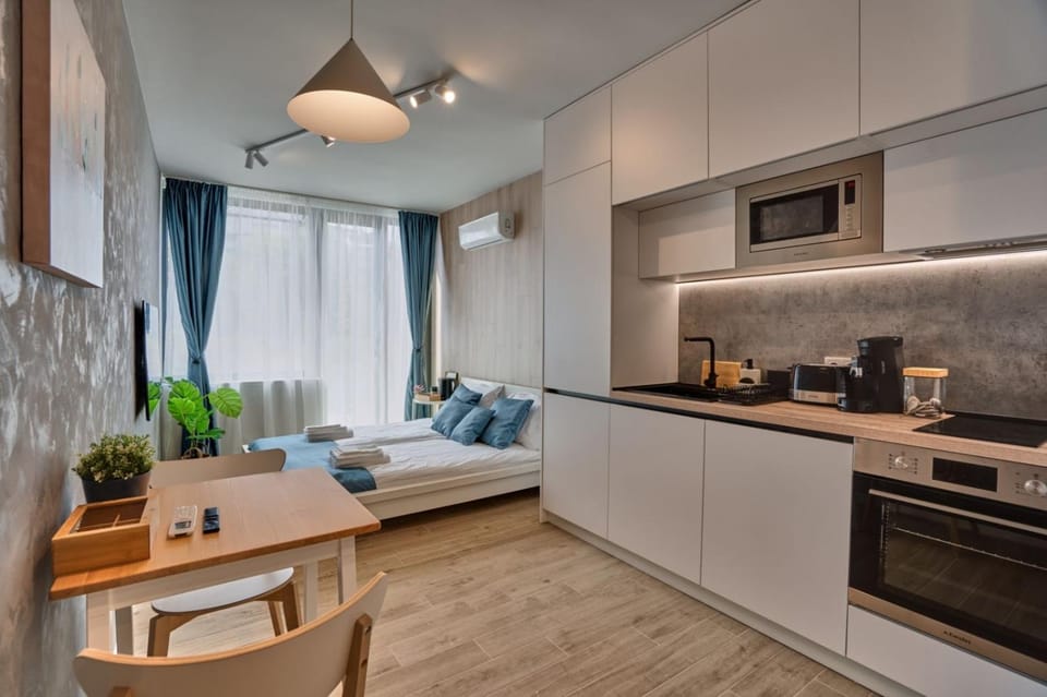 Coffee/tea facilities, Kitchen or kitchenette, Seating area, Dining area, oven, stove, toaster