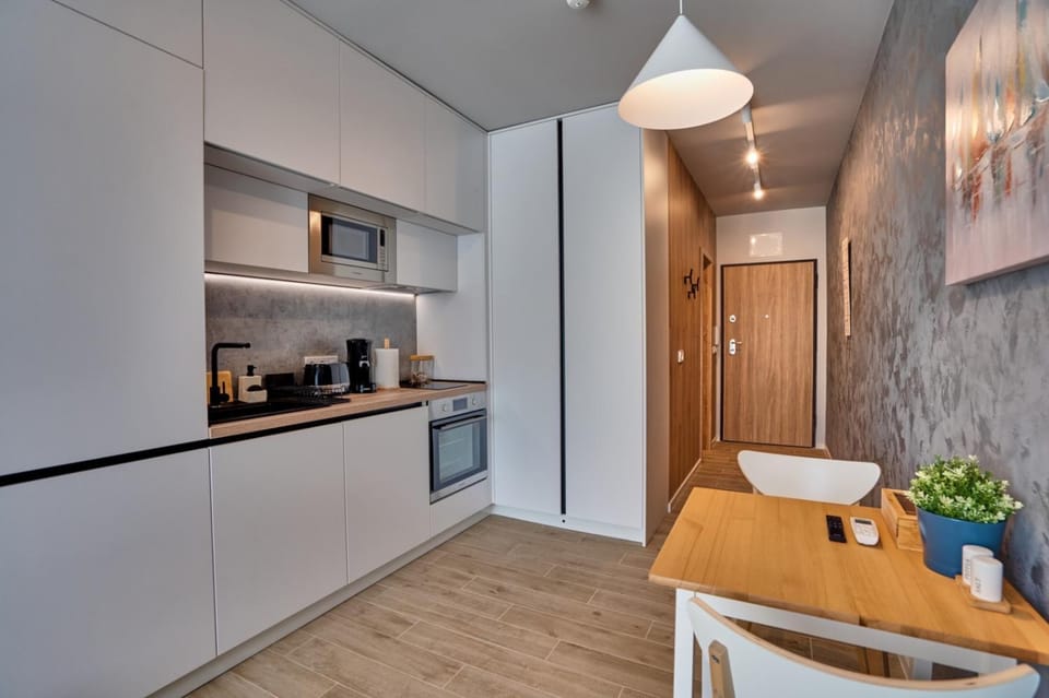 Coffee/tea facilities, Kitchen or kitchenette, Dining area, oven, stove