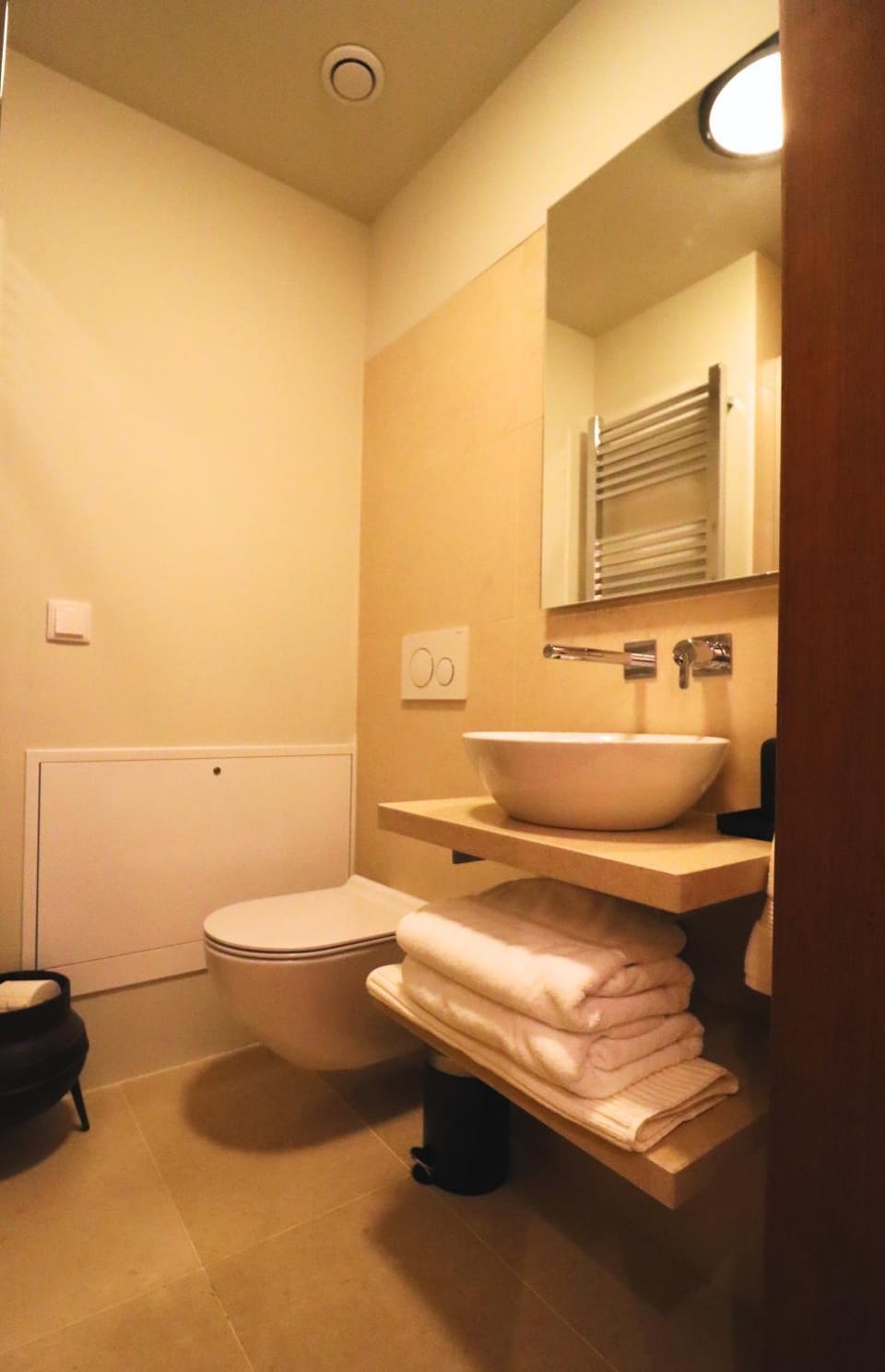 Shower, Toilet, Bathroom, hair dryier, heating, towels