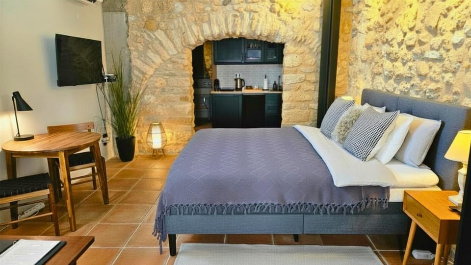 Bed, TV and multimedia, Photo of the whole room, Seating area, Dining area, heating, air conditioner