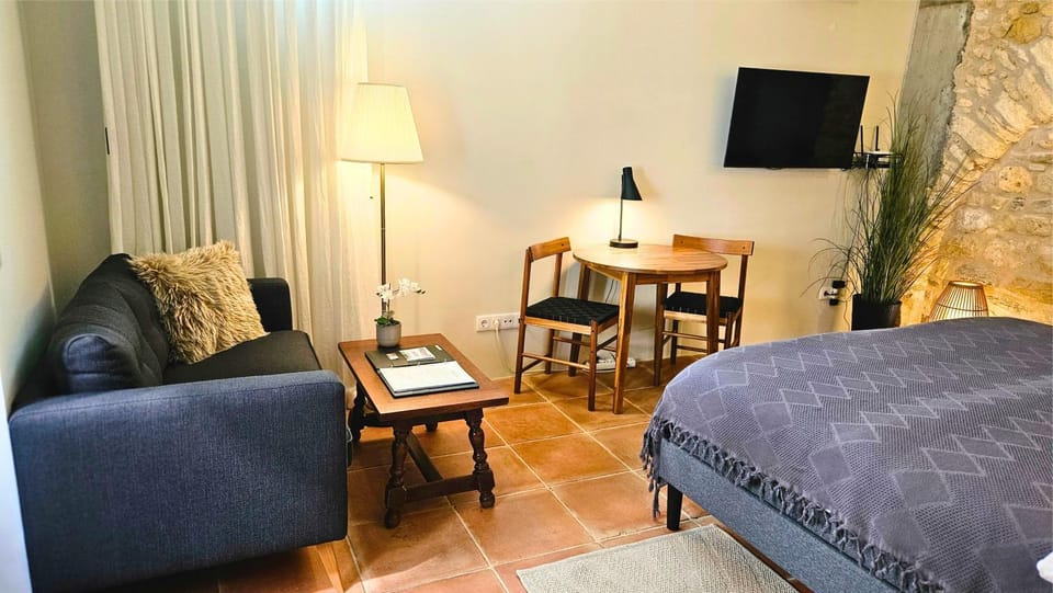 Bed, TV and multimedia, Photo of the whole room, Seating area, Dining area, heating, air conditioner