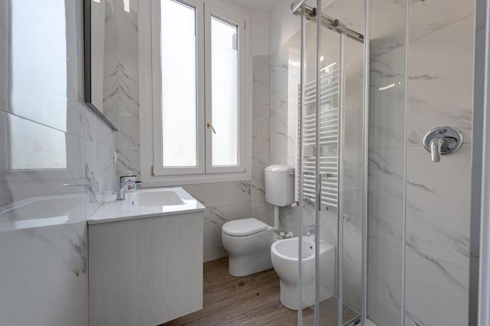 BOLOGNA CITY CENTER H- ROOMS AND SUITES - Near Rizzoli Hospital Bed and Breakfast in Bologna