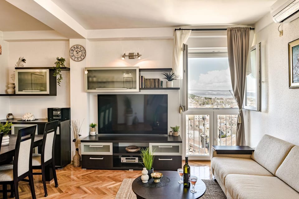 Communal lounge/ TV room, TV and multimedia, Living room, air conditioner