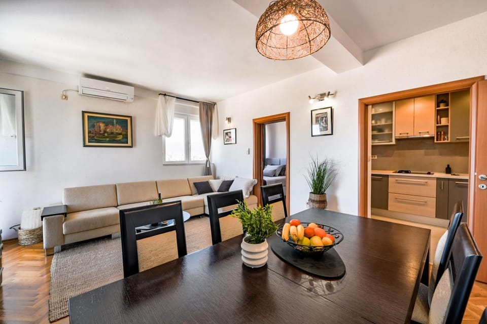 Kitchen or kitchenette, Living room, Seating area, Dining area, oven, stove