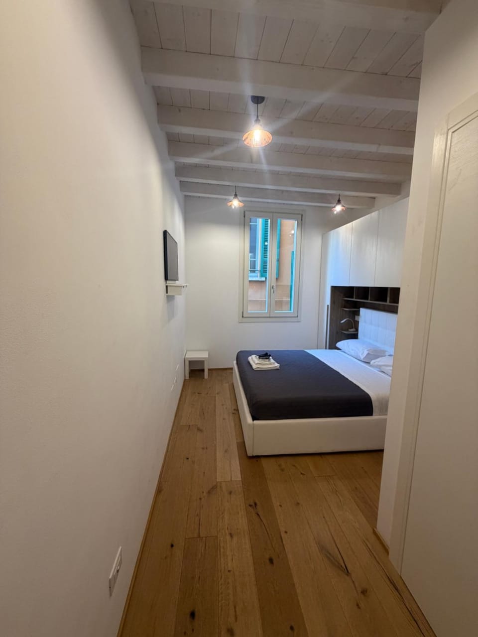 Bed, TV and multimedia, Photo of the whole room, Bedroom
