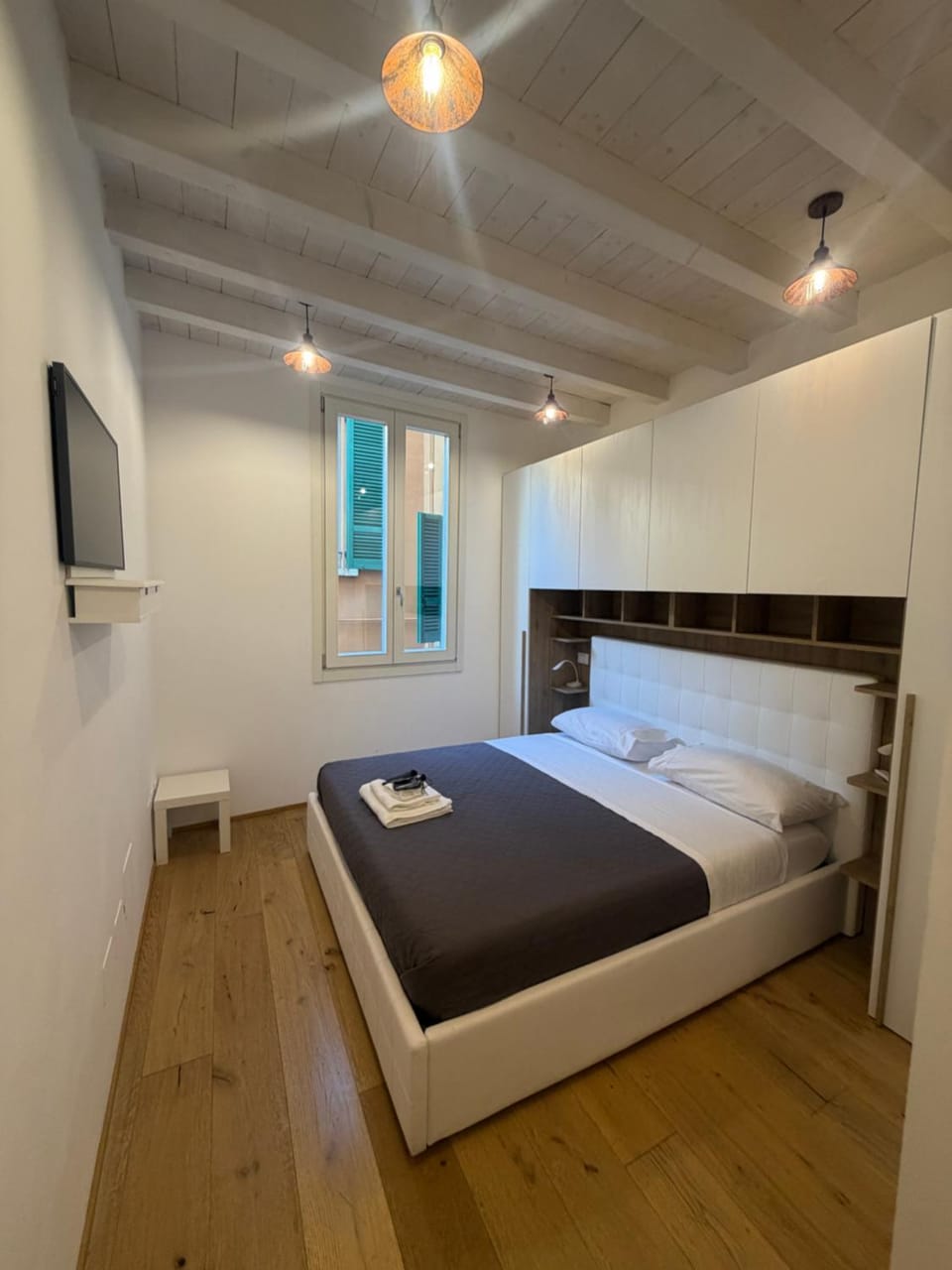 Bed, TV and multimedia, Photo of the whole room, Bedroom