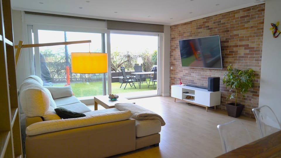 TV and multimedia, Living room, Evening entertainment