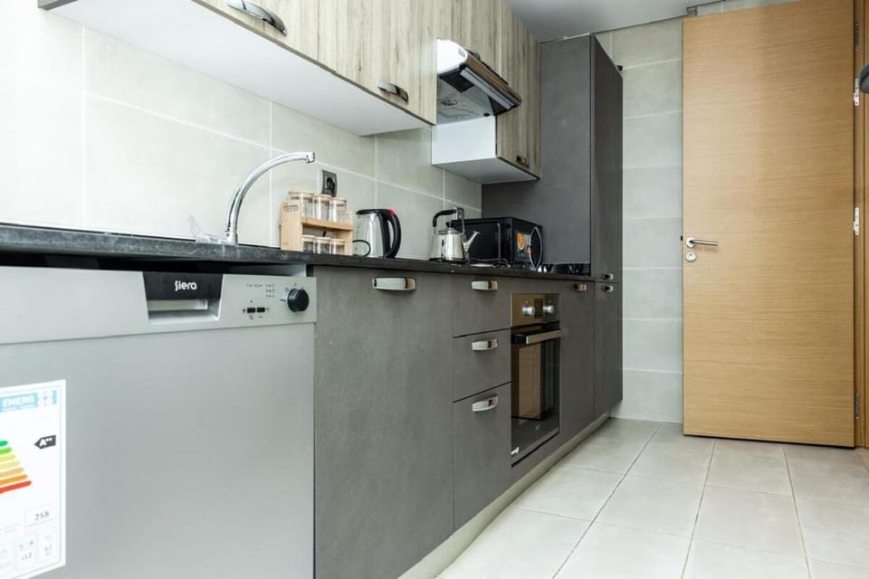 Coffee/tea facilities, Kitchen or kitchenette, dishwasher, oven, stove