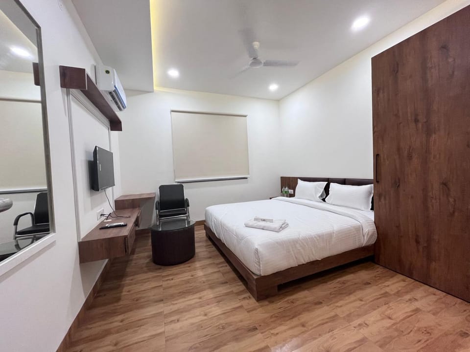 Bed, TV and multimedia, Photo of the whole room, Bedroom, wardrobe, air conditioner
