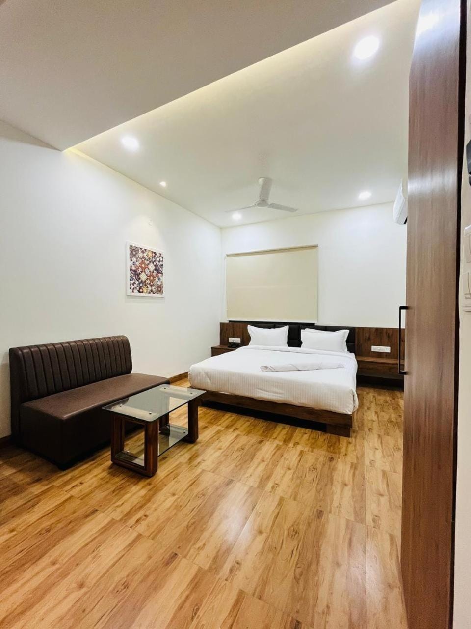 Bed, Photo of the whole room, Seating area, Bedroom