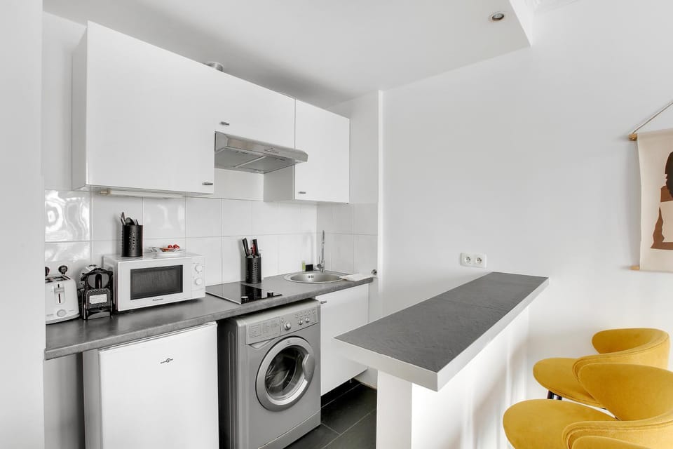 Coffee/tea facilities, microwave, stove, toaster, washing machine, kitchen