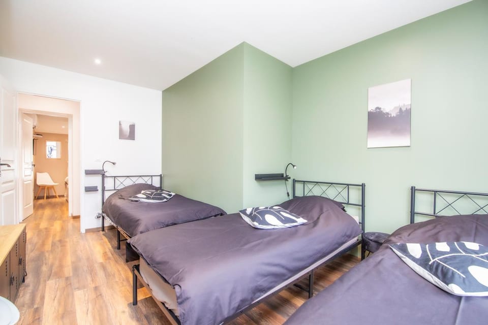 Bed, Photo of the whole room, Bedroom, air conditioner
