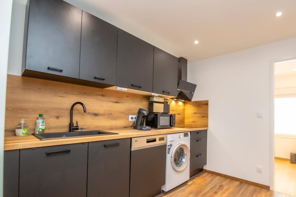 Coffee/tea facilities, dishwasher, oven, stove, toaster, washing machine, kitchen, air conditioner